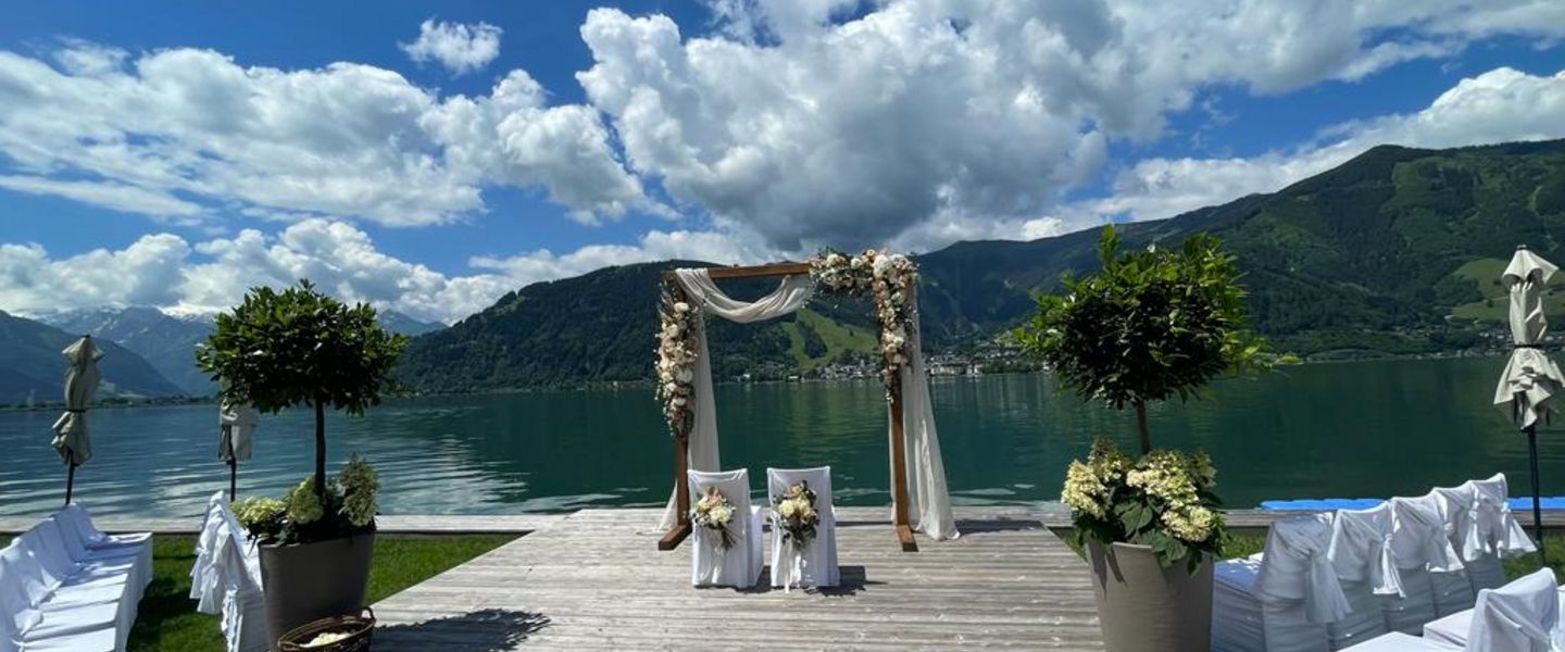 Steg am Zeller See vor dem Seehotel Bellevue mit Hochzeitsalltar
