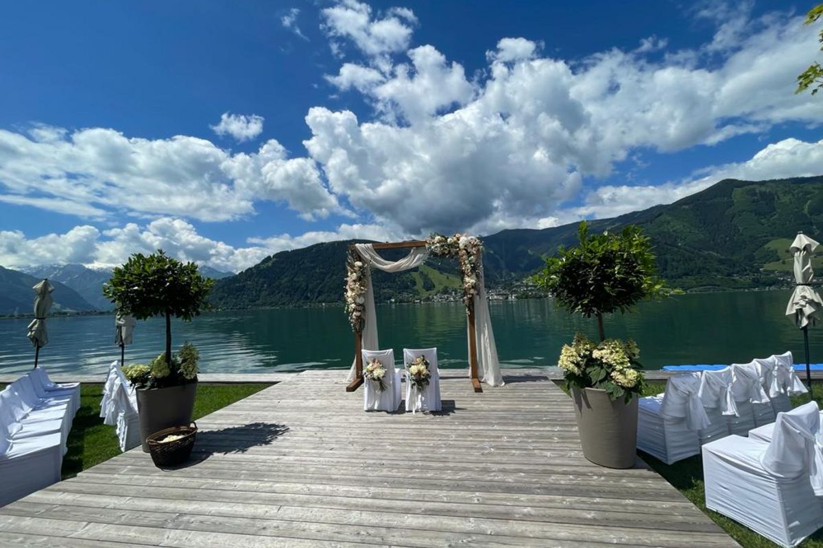Steg am Zeller See vor dem Seehotel Bellevue mit Hochzeitsalltar