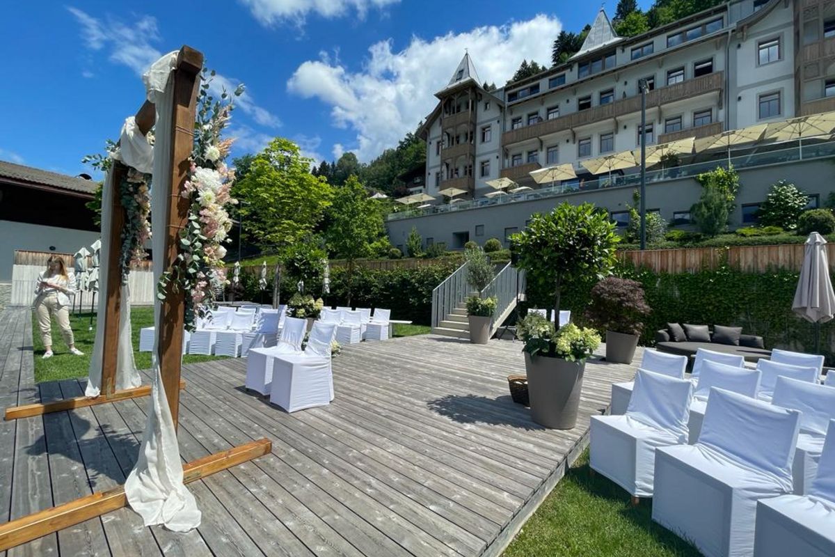 Seehotel Bellevue von vorne mit Terasse bei einer Hochzeit 