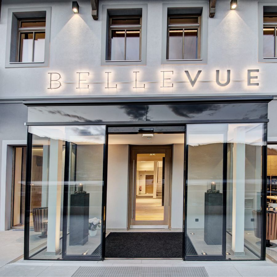 Hoteleingang Seehotel Bellevue in Zell am See