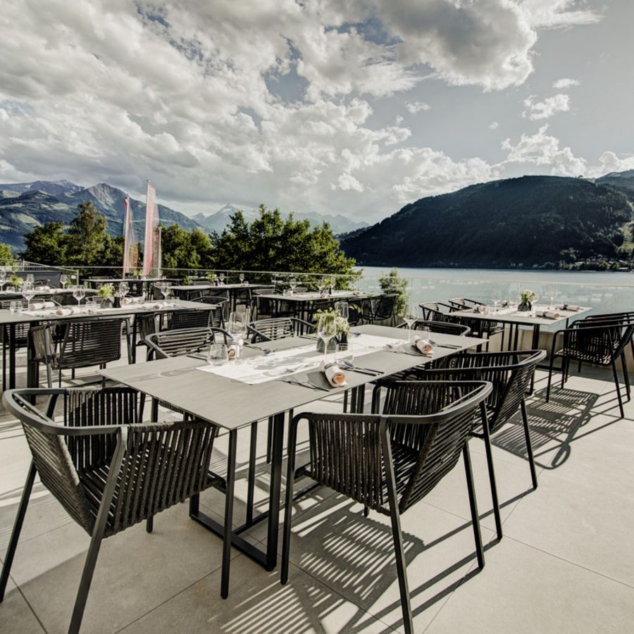 Restaurant im Seehotel Bellevue mit aufgedecktem Tisch 